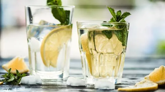 Lemon and mint cocktails with ice on a table